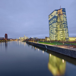 EZB Neubau & Skyline EZB Nachtaufnahme mit Skyline & Mainplaza im Hintergrund
