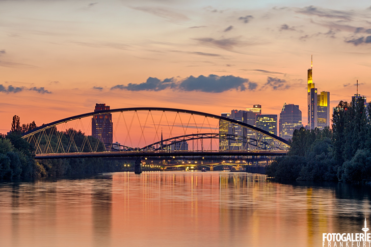 Sonnenuntergang am Mainufer