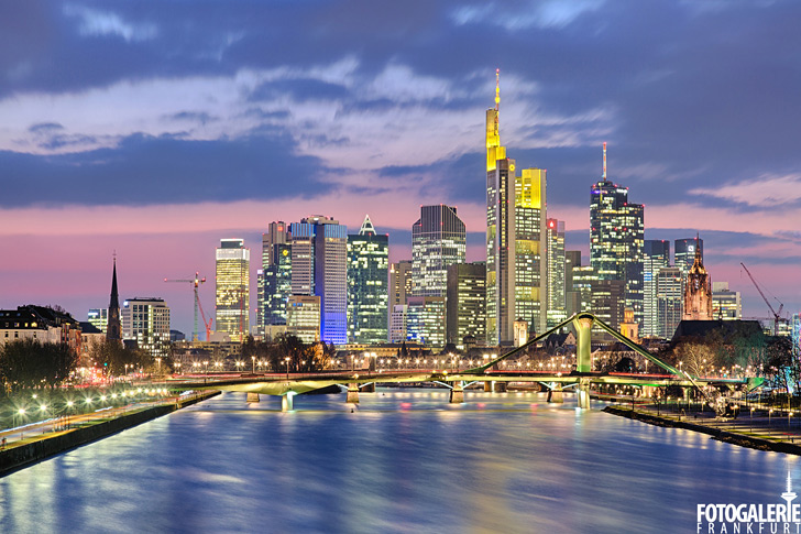 Skyline Frankfurt im Abendrot