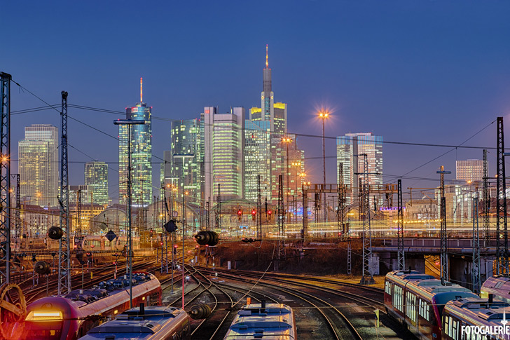 Hauptbahnhof & Skyline bei Nacht