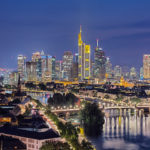 Skyline Main Plaza zur dunkelblauen Stunde Skyline Main Plaza zur dunkelblauen Stunde