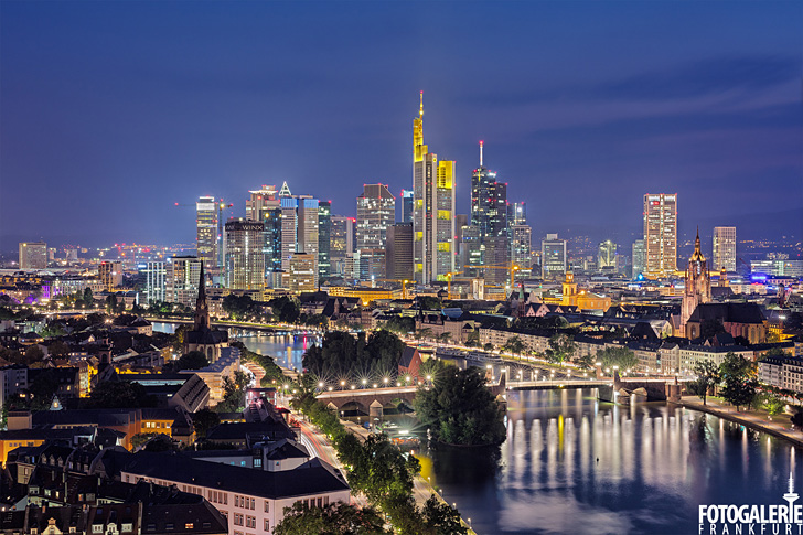 Skyline Main Plaza zur dunkelblauen Stunde