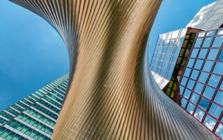 DZ Bank mit Skulptur Die Welt