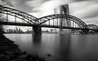 EZB Frankfurt & Mainufer Schwarz-Weiß