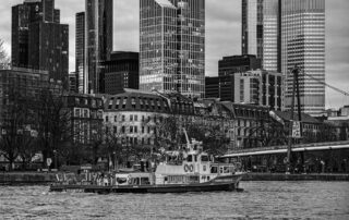 Feuerlöschboot Frankfurt Schwarz-Weiß